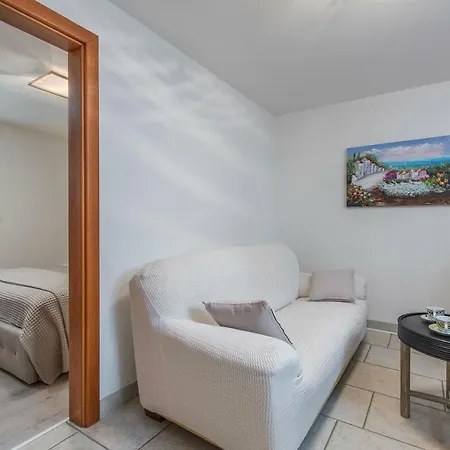 Claire Apartment Karšete