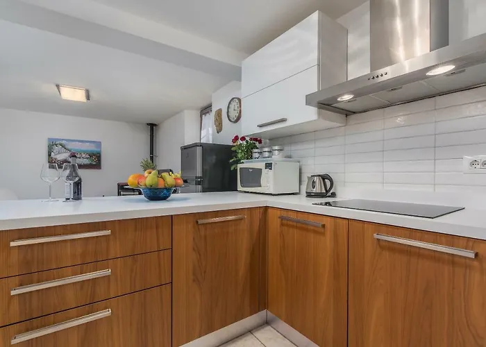 Claire Apartman Karsete