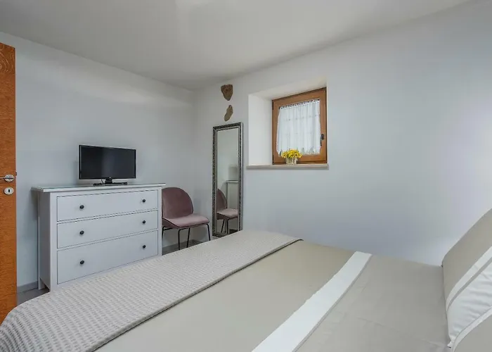 Claire Apartman Karsete